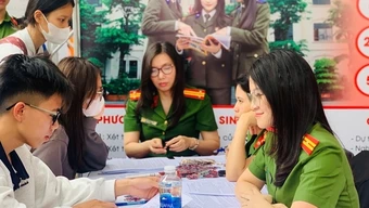 Vì hâm mộ chiến sĩ Cảnh sát&nbsp;Phòng cháy chữa cháy, một học sinh lớp 8 đã đến nghe tư vấn tuyển sinh