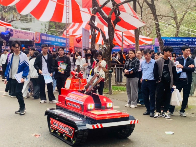 Vì hâm mộ chiến sĩ Cảnh sát Phòng cháy chữa cháy, một học sinh lớp 8 đã đến nghe tư vấn tuyển sinh Vì hâm mộ chiến sĩ Cảnh sát Phòng cháy chữa cháy, một học sinh lớp 8 đã đến nghe tư vấn tuyển sinh