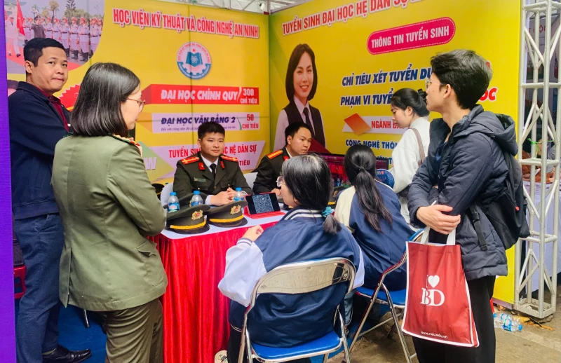 Vì hâm mộ chiến sĩ Cảnh sát Phòng cháy chữa cháy, một học sinh lớp 8 đã đến nghe tư vấn tuyển sinh Vì hâm mộ chiến sĩ Cảnh sát Phòng cháy chữa cháy, một học sinh lớp 8 đã đến nghe tư vấn tuyển sinh