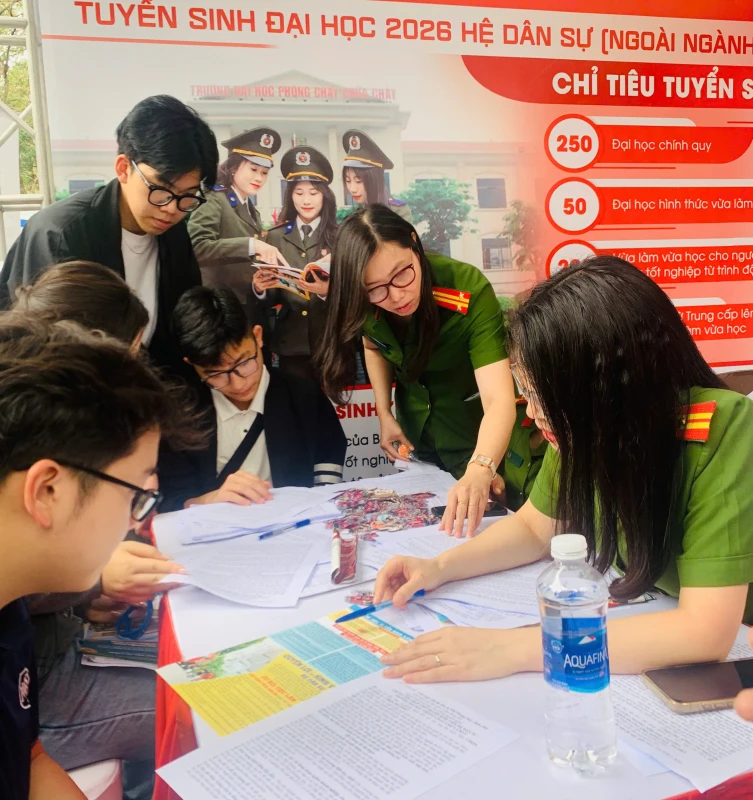 Vì hâm mộ chiến sĩ Cảnh sát Phòng cháy chữa cháy, một học sinh lớp 8 đã đến nghe tư vấn tuyển sinh Vì hâm mộ chiến sĩ Cảnh sát Phòng cháy chữa cháy, một học sinh lớp 8 đã đến nghe tư vấn tuyển sinh