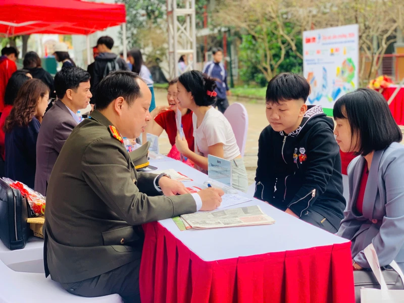Vì hâm mộ chiến sĩ Cảnh sát Phòng cháy chữa cháy, một học sinh lớp 8 đã đến nghe tư vấn tuyển sinh Vì hâm mộ chiến sĩ Cảnh sát Phòng cháy chữa cháy, một học sinh lớp 8 đã đến nghe tư vấn tuyển sinh