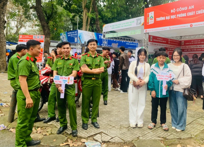Vì hâm mộ chiến sĩ Cảnh sát Phòng cháy chữa cháy, một học sinh lớp 8 đã đến nghe tư vấn tuyển sinh Vì hâm mộ chiến sĩ Cảnh sát Phòng cháy chữa cháy, một học sinh lớp 8 đã đến nghe tư vấn tuyển sinh
