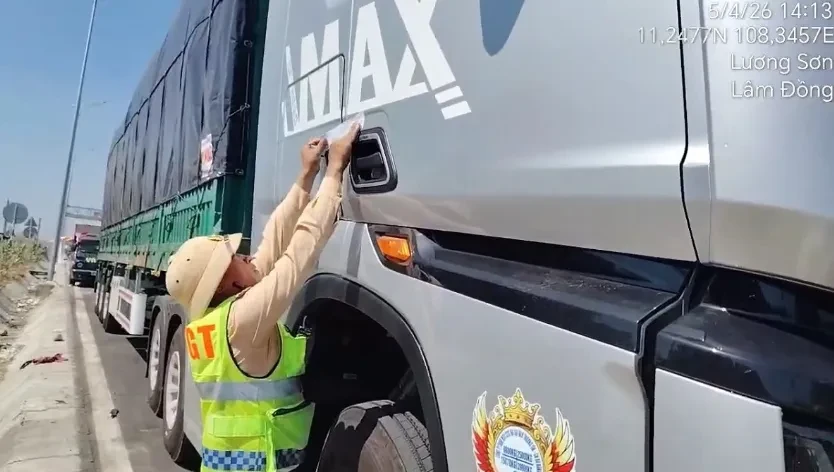 Vi phạm nhiều lỗi trên cao tốc, tài xế và chủ xe đầu kéo bị phạt hơn 100 triệu đồng Vi phạm nhiều lỗi trên cao tốc, tài xế và chủ xe đầu kéo bị phạt hơn 100 triệu đồng
