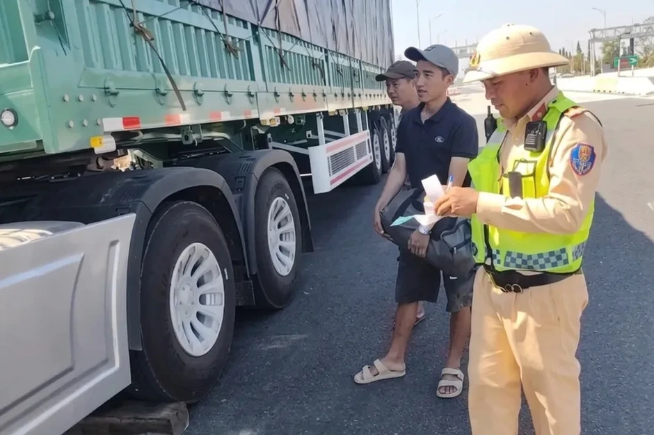 Vi phạm nhiều lỗi trên cao tốc, tài xế và chủ xe đầu kéo bị phạt hơn 100 triệu đồng Vi phạm nhiều lỗi trên cao tốc, tài xế và chủ xe đầu kéo bị phạt hơn 100 triệu đồng