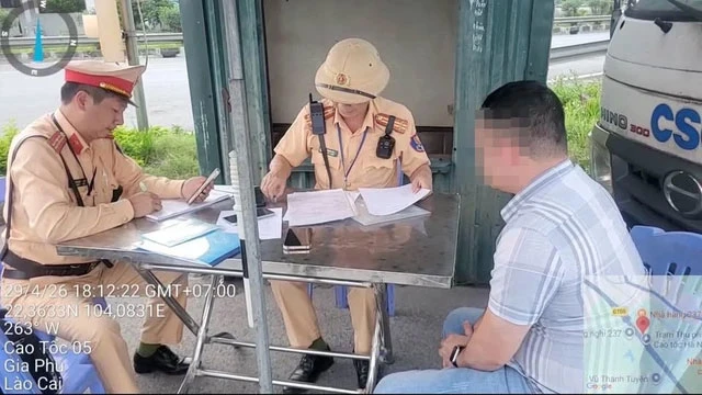 Vi phạm nồng độ cồn bị tước giấy phép lái xe, một cán bộ xã vẫn lái xe trên cao tốc Vi phạm nồng độ cồn bị tước giấy phép lái xe, một cán bộ xã vẫn lái xe trên cao tốc