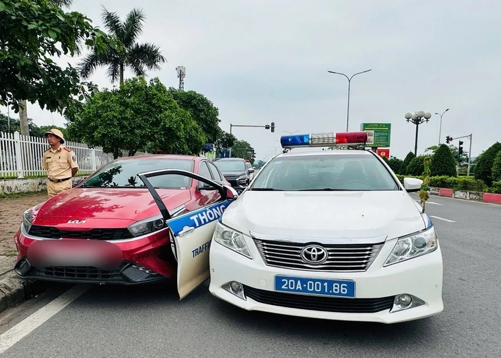 Vi phạm nồng độ cồn và chạy quá tốc độ, nam tài xế tông gãy cửa xe cảnh sát giao thông Vi phạm nồng độ cồn và chạy quá tốc độ, nam tài xế tông gãy cửa xe cảnh sát giao thông