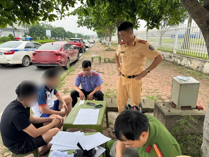 Vi phạm nồng độ cồn và chạy quá tốc độ, nam tài xế tông gãy cửa xe cảnh sát giao thông Vi phạm nồng độ cồn và chạy quá tốc độ, nam tài xế tông gãy cửa xe cảnh sát giao thông