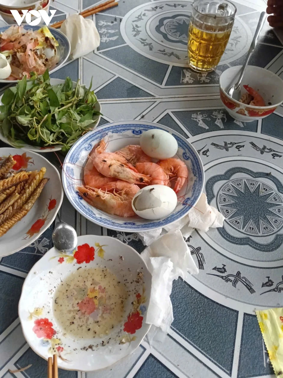 Vì sao nhiều người dân ở Đồng Tháp phải đóng kín cửa nhà khi ăn cơm? Vì sao nhiều người dân ở Đồng Tháp phải đóng kín cửa nhà khi ăn cơm?