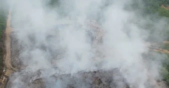 VIDEO: Cháy bãi rác lớn gần khu dân cư suốt 10 ngày chưa tắt