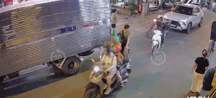 VIDEO: Cô gái điều khiển xế hộp có biểu hiện lạ, gây tai nạn liên hoàn trên phố VIDEO: Cô gái điều khiển xế hộp có biểu hiện lạ, gây tai nạn liên hoàn trên phố