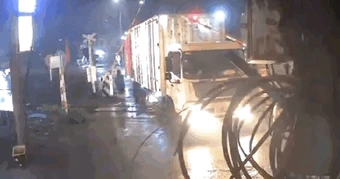 Video: Cú va chạm kinh hoàng với tàu hoả, tài xế xe tải tử vong tại chỗ