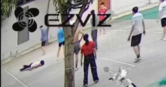 VIDEO: Đang đánh bóng chuyền, người đàn ông gục xuống sân nằm bất động