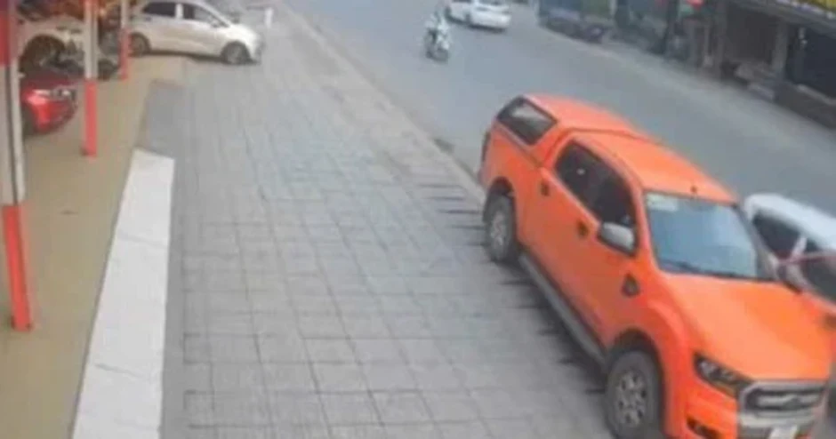 VIDEO: Đang mở cửa xe, tài xế xe bán tải bị tông văng VIDEO: Đang mở cửa xe, tài xế xe bán tải bị tông văng