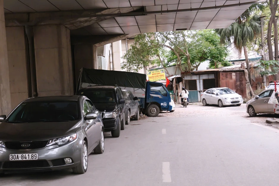 VIDEO: Gầm nhà ga tuyến Cát Linh - Hà Đông bị "chiếm giữ" bởi các bãi giữ xe trái phép VIDEO: Gầm nhà ga tuyến Cát Linh - Hà Đông bị "chiếm giữ" bởi các bãi giữ xe trái phép