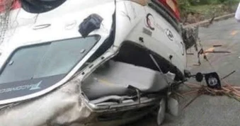VIDEO: Lũ lên bất ngờ, xe khách bị vò nát, cuốn trôi gần 100 m