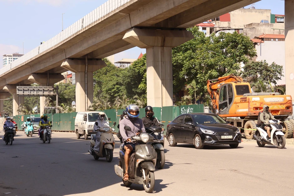 VIDEO: Người dân cả ngày sống chung, hít bụi từ các "đại công trường" ở Hà Nội