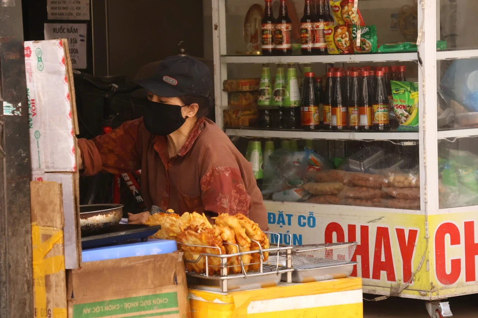 VIDEO: Người dân cả ngày sống chung, hít bụi từ các "đại công trường" ở Hà Nội