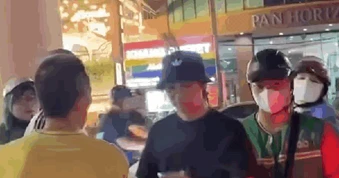 VIDEO: Nữ tài xế Grab nghi bị 2 vợ chồng đánh chảy máu đầu