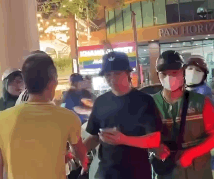 VIDEO: Nữ tài xế Grab nghi bị 2 vợ chồng đánh chảy máu đầu VIDEO: Nữ tài xế Grab nghi bị 2 vợ chồng đánh chảy máu đầu