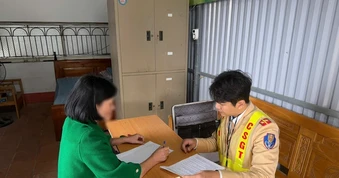 VIDEO: Nữ tài xế ô tô tông văng cô gái đứng trên vỉa hè rồi bỏ chạy