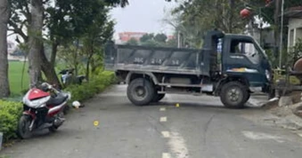 VIDEO: Ô tô tải phóng nhanh phanh gấp, quay ngang đường khiến 2 phụ nữ thương vong