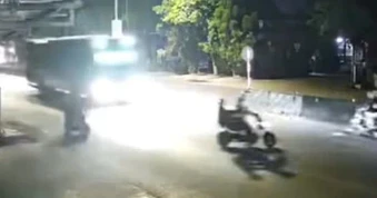 VIDEO: Qua đường thiếu quan sát, xe máy điện chở 2 người bị xe khách tông