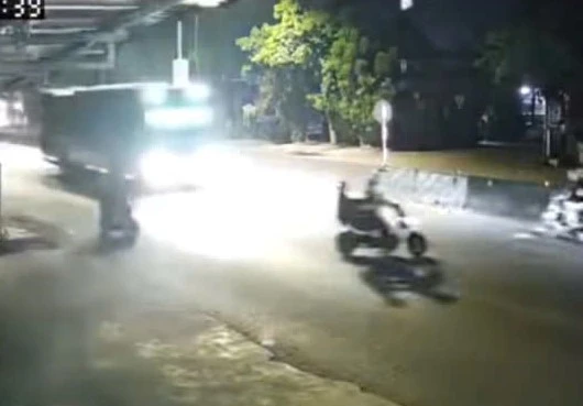VIDEO: Qua đường thiếu quan sát, xe máy điện chở 2 người bị xe khách tông VIDEO: Qua đường thiếu quan sát, xe máy điện chở 2 người bị xe khách tông