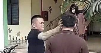 VIDEO: Tài xế xe ô tô bị phụ huynh tát vào mặt tại trường mầm non