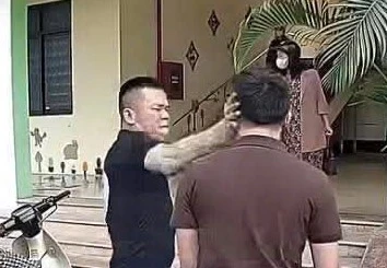 VIDEO: Tài xế xe ô tô bị phụ huynh tát vào mặt tại trường mầm non VIDEO: Tài xế xe ô tô bị phụ huynh tát vào mặt tại trường mầm non