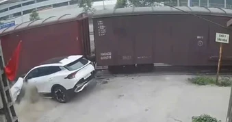 VIDEO: Tàu hỏa tông xe ô tô con tại lối đi tự mở