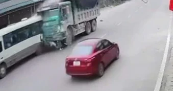 VIDEO: Xe ben tông xe 29 chỗ đưa đón học sinh, đẩy đi hàng chục mét