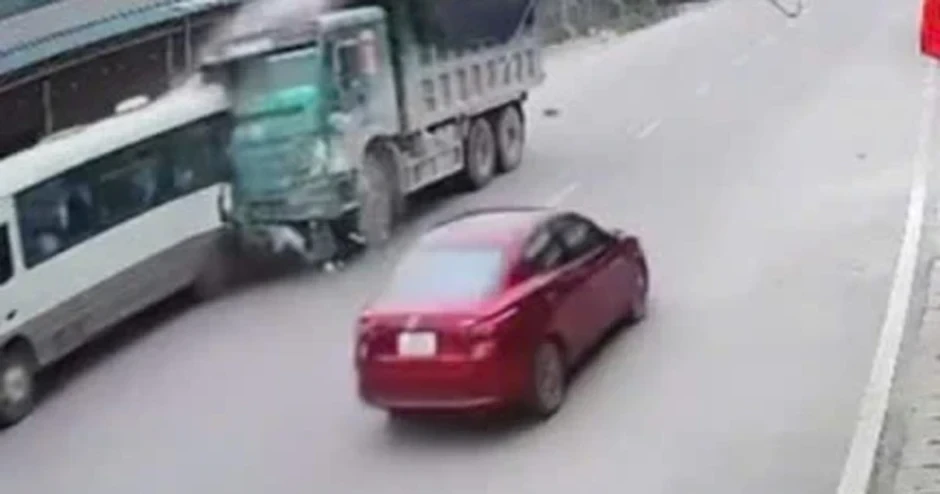 VIDEO: Xe ben tông xe 29 chỗ đưa đón học sinh, đẩy đi hàng chục mét VIDEO: Xe ben tông xe 29 chỗ đưa đón học sinh, đẩy đi hàng chục mét