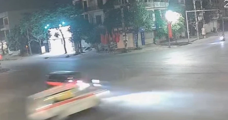 VIDEO: Xe cứu thương chở nhiều người bị lật sau khi tông xe bán tải ở ngã tư VIDEO: Xe cứu thương chở nhiều người bị lật sau khi tông xe bán tải ở ngã tư