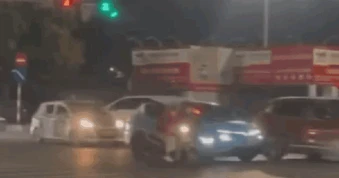 VIDEO: Xe sang Lexus tông hàng loạt ô tô và xe máy dừng chờ đèn đỏ