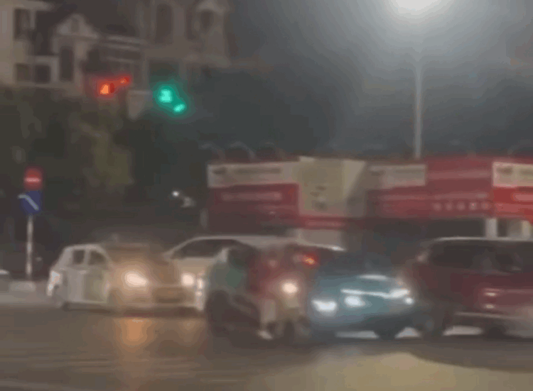 VIDEO: Xe sang Lexus tông hàng loạt ô tô và xe máy dừng chờ đèn đỏ VIDEO: Xe sang Lexus tông hàng loạt ô tô và xe máy dừng chờ đèn đỏ