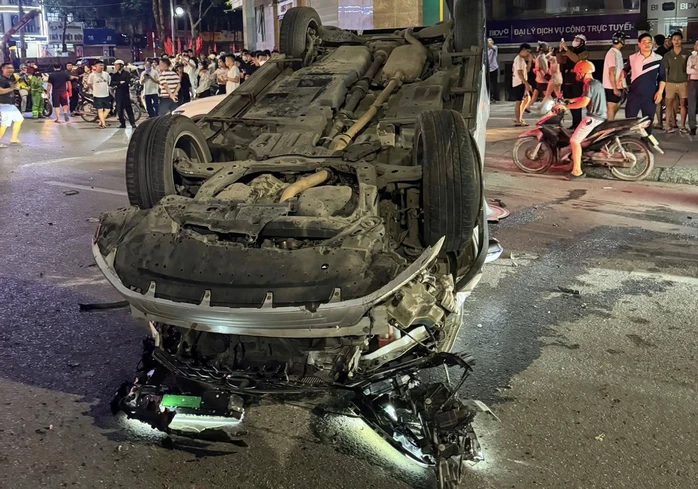 VIDEO: Xe sang Lexus tông hàng loạt ô tô và xe máy dừng chờ đèn đỏ VIDEO: Xe sang Lexus tông hàng loạt ô tô và xe máy dừng chờ đèn đỏ