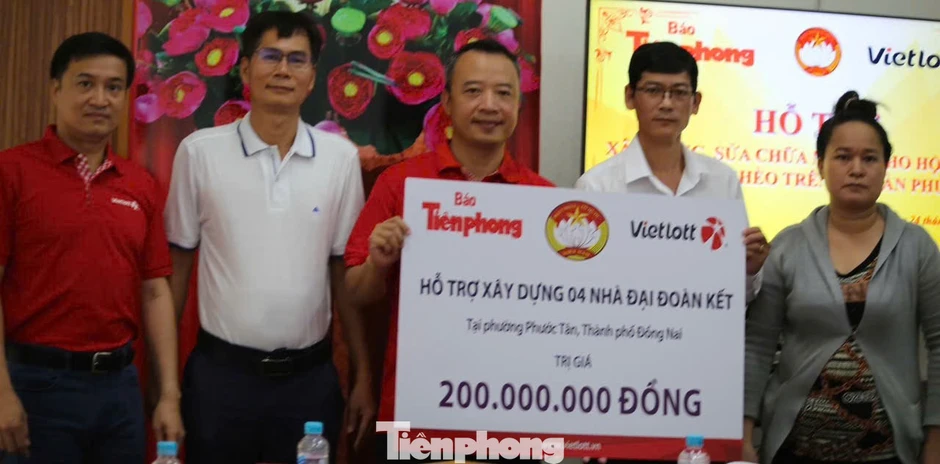 Vietlott cùng Báo Tiền Phong tặng 200 triệu đồng xây nhà cho bà con Đồng Nai Vietlott cùng Báo Tiền Phong tặng 200 triệu đồng xây nhà cho bà con Đồng Nai