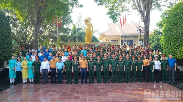 Vietnam Airlines phối hợp Bộ Quốc phòng tổ chức Chuyến bay màu xanh