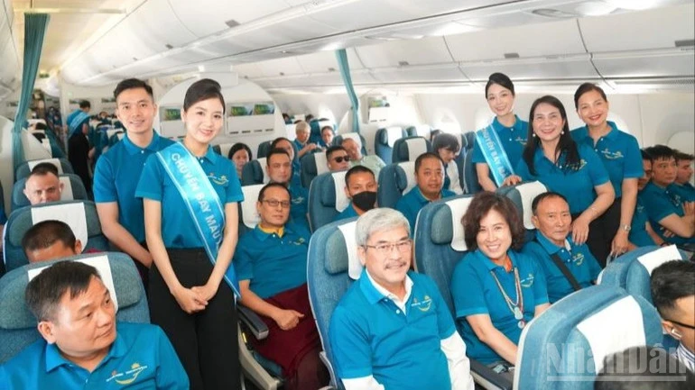 Vietnam Airlines phối hợp Bộ Quốc phòng tổ chức Chuyến bay màu xanh