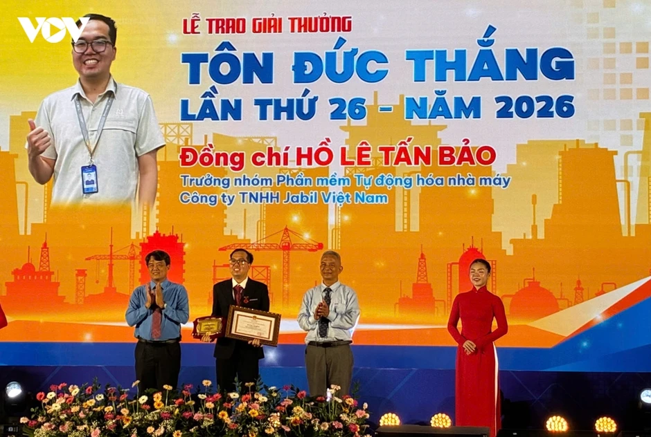 Vinh danh 11 kỹ sư, công nhân có sáng kiến làm lợi hàng tỉ đồng cho doanh nghiệp Vinh danh 11 kỹ sư, công nhân có sáng kiến làm lợi hàng tỉ đồng cho doanh nghiệp