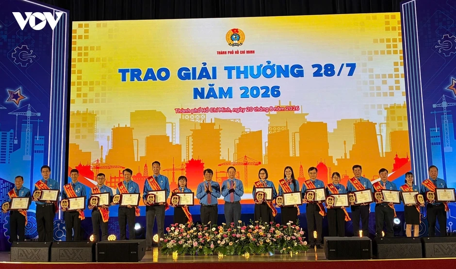 Vinh danh 11 kỹ sư, công nhân có sáng kiến làm lợi hàng tỉ đồng cho doanh nghiệp Vinh danh 11 kỹ sư, công nhân có sáng kiến làm lợi hàng tỉ đồng cho doanh nghiệp