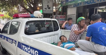 Vĩnh Long: Cảnh sát giao thông đưa người đàn ông nhồi máu cơ tim đi cấp cứu kịp thời