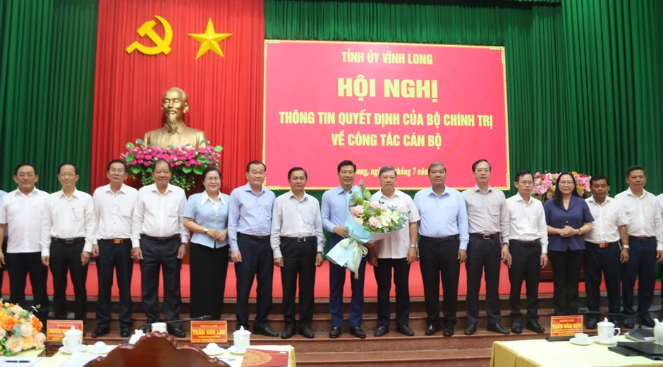 Vĩnh Long công bố quyết định của Bộ Chính trị, Ban Bí thư về công tác cán bộ Vĩnh Long công bố quyết định của Bộ Chính trị, Ban Bí thư về công tác cán bộ