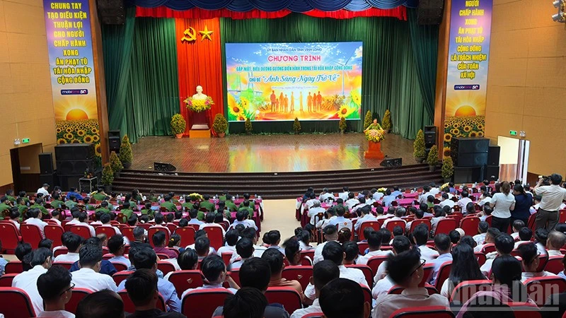 Vĩnh Long gặp mặt, biểu dương các gương điển hình trong tái hòa nhập cộng đồng