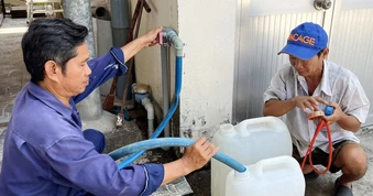 Vĩnh Long vận chuyển 39.800 m³ nước thô cho các nhà máy khi độ mặn trên 2‰