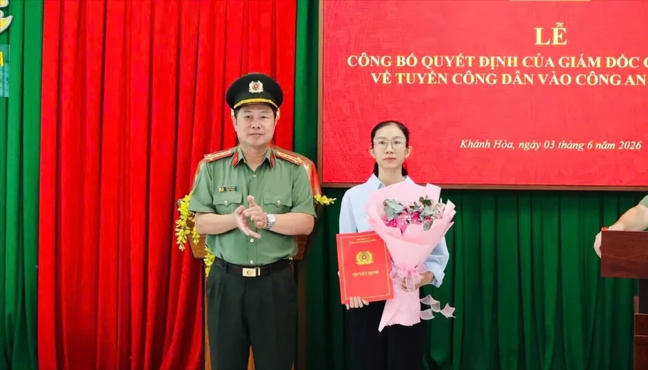 Vợ liệt sĩ Nguyễn Xuân Hải được tuyển vào lực lượng Công an nhân dân Vợ liệt sĩ Nguyễn Xuân Hải được tuyển vào lực lượng Công an nhân dân