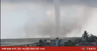 Vòi rồng cao hàng chục mét xuất hiện ở Hưng Yên