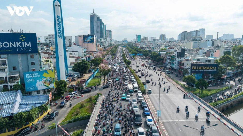 Vòng xoay Điện Biên Phủ (TP.HCM) thông thoáng hơn sau những ngày đầu ùn tắc Vòng xoay Điện Biên Phủ (TP.HCM) thông thoáng hơn sau những ngày đầu ùn tắc