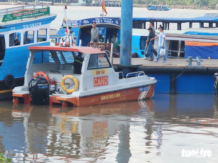 Vụ 2 người đàn ông té xuống sông Tiền chết: Tàu du lịch đã hết đăng kiểm Vụ 2 người đàn ông té xuống sông Tiền chết: Tàu du lịch đã hết đăng kiểm