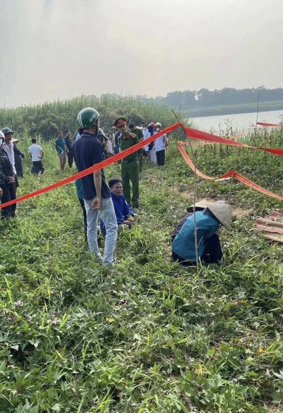 Vụ 5 học sinh đuối nước ở Phú Thọ: Đau xót cảnh người mẹ ngã quỵ bên sông Vụ 5 học sinh đuối nước ở Phú Thọ: Đau xót cảnh người mẹ ngã quỵ bên sông